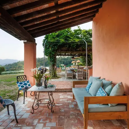 Domus Francigena * لوكا