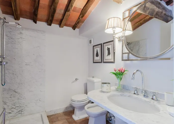 Domus Francigena * لوكا