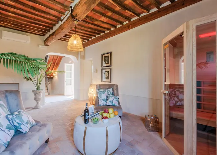 Domus Francigena * لوكا